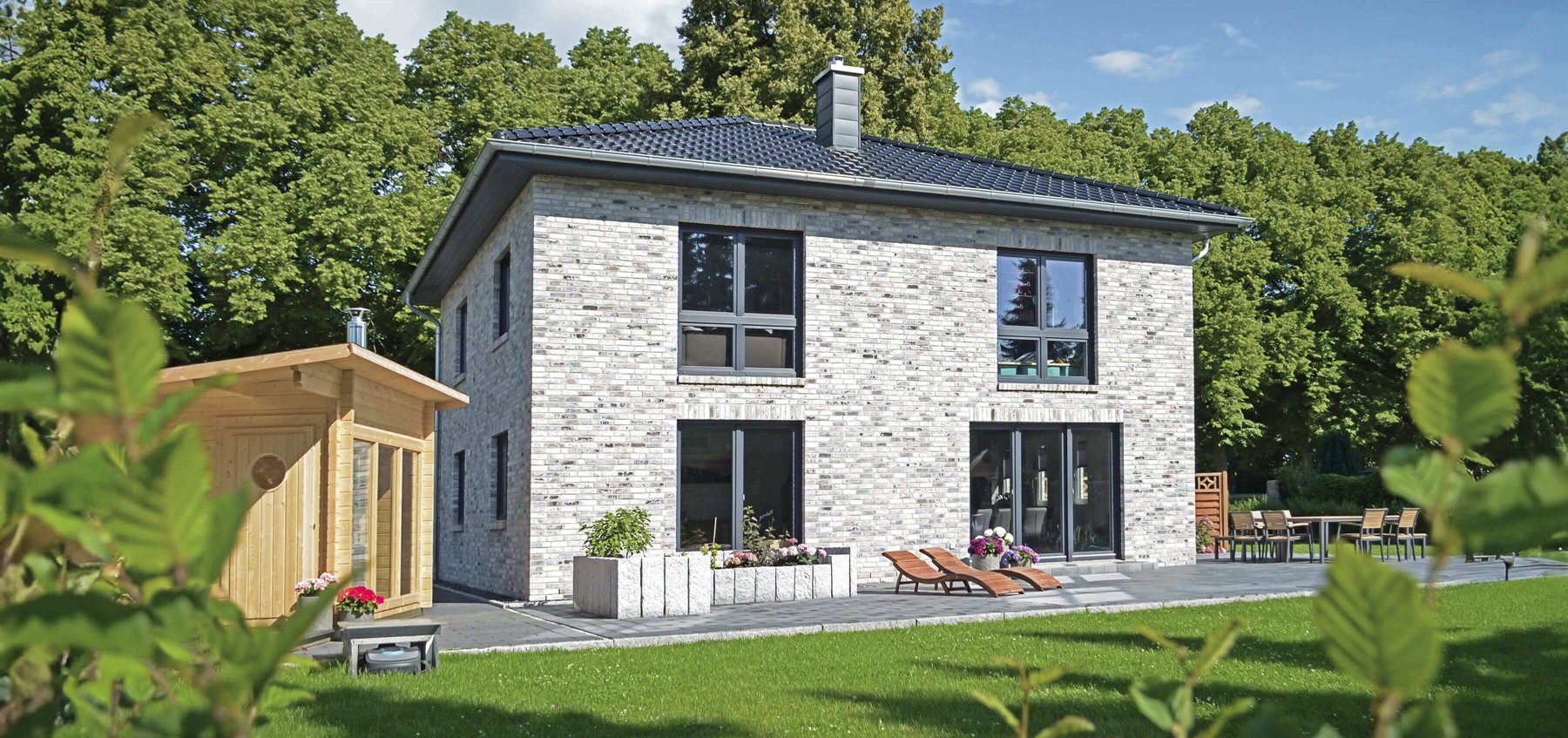 Stadtvilla von TEAM Massivhaus mit Garten