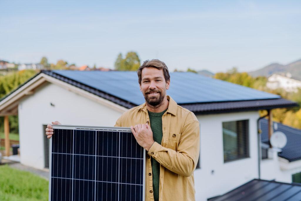 Photovoltaikmodule bei der Montage als Beispiel der PV-Planung
